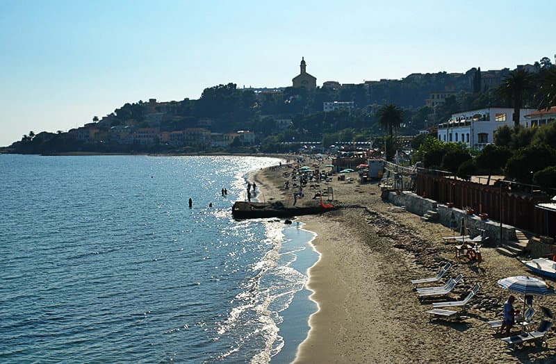 A beautiful free sandy beach in Bussana, which can be reached 5 minutes on foot from the center