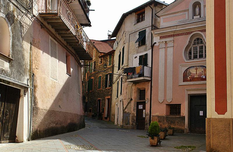 Romantic street of Isolabona