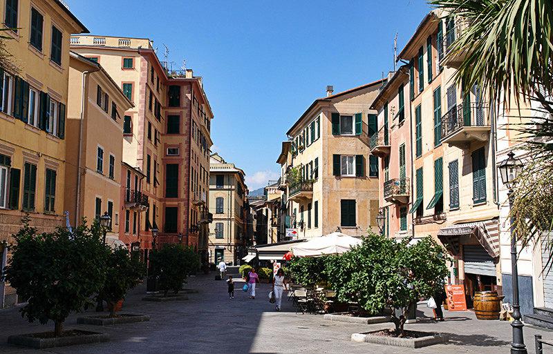 A street in Rapallo full of cafes, restaurants and bars